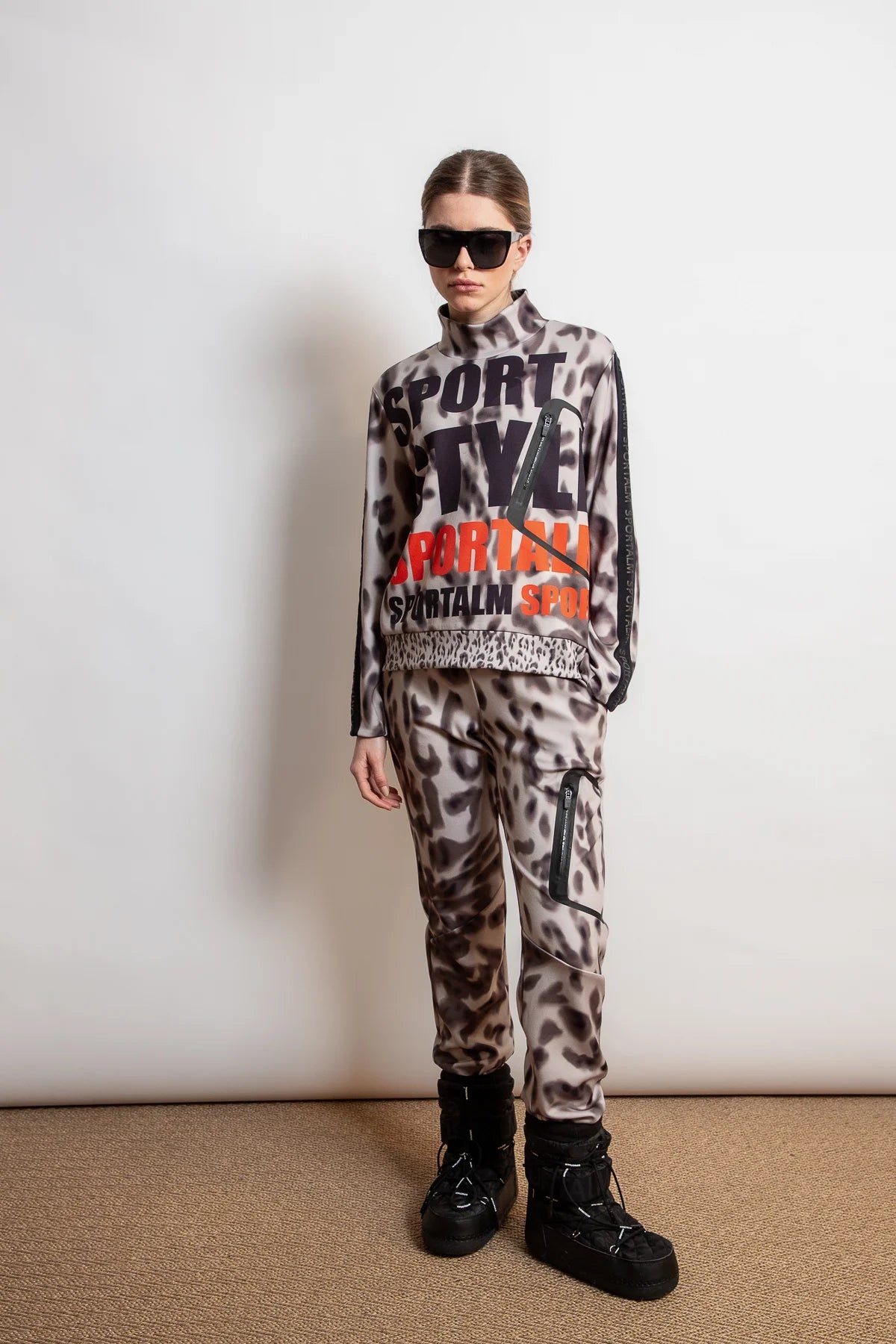 Pants with Leo print