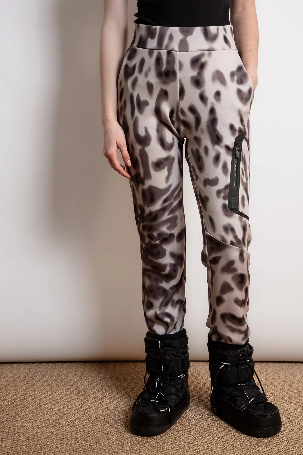 Pants with Leo print