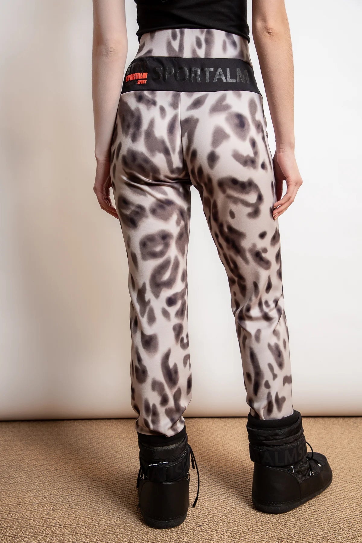 Pants with Leo print