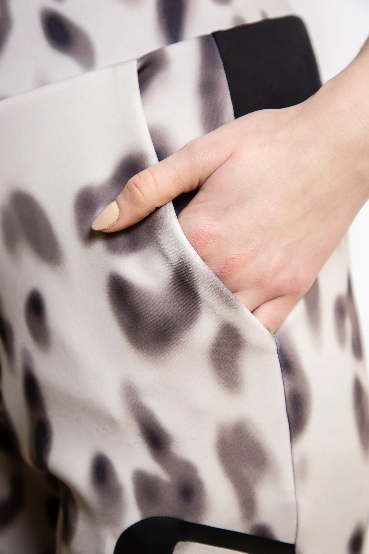 Pants with Leo print