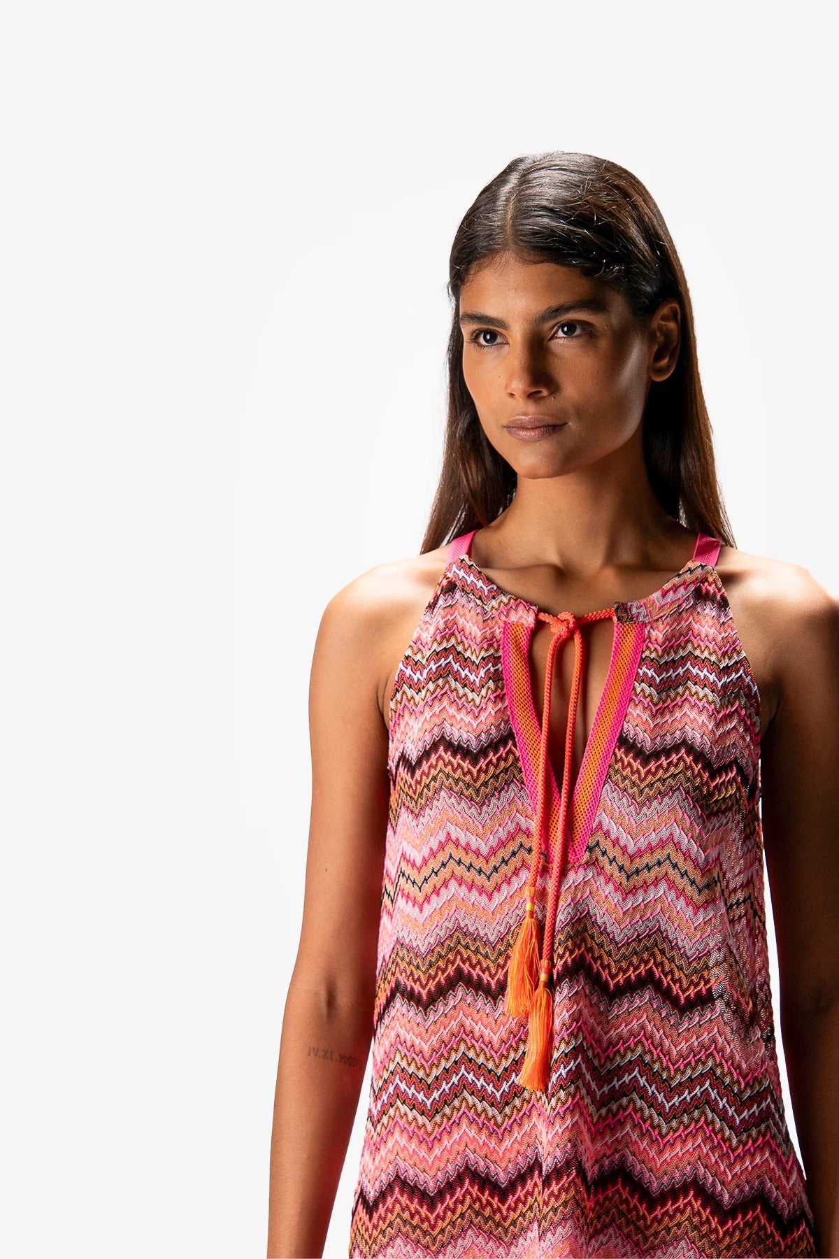 Sleeveless V-neck Shirt with Zigzag Pattern