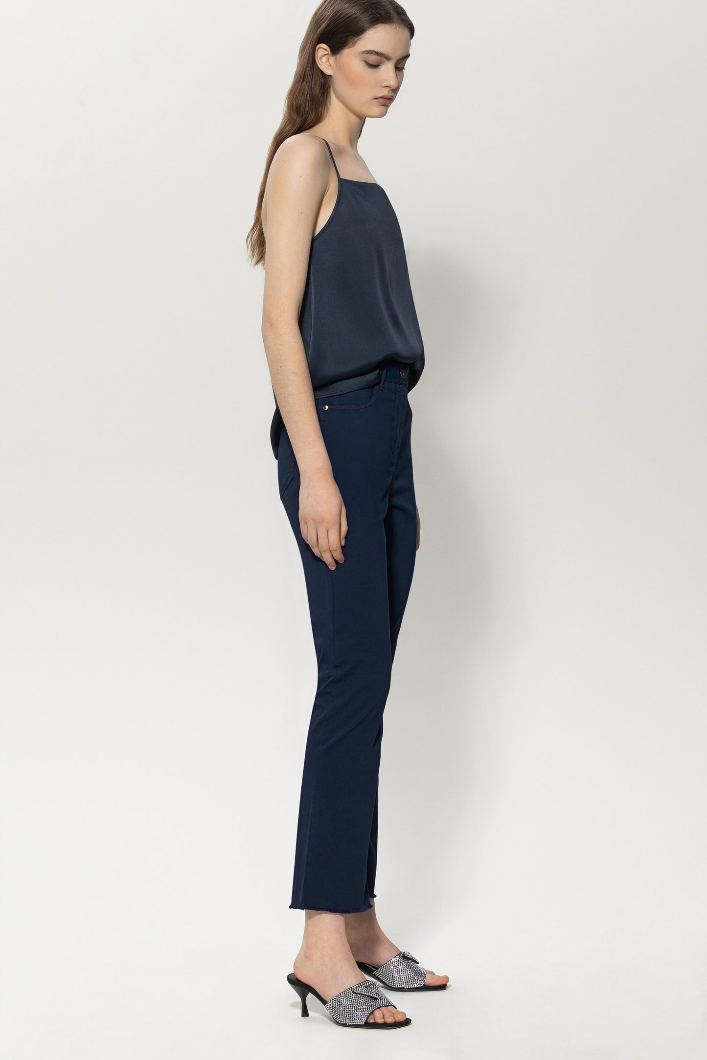 Shortened Jeans with open hem
