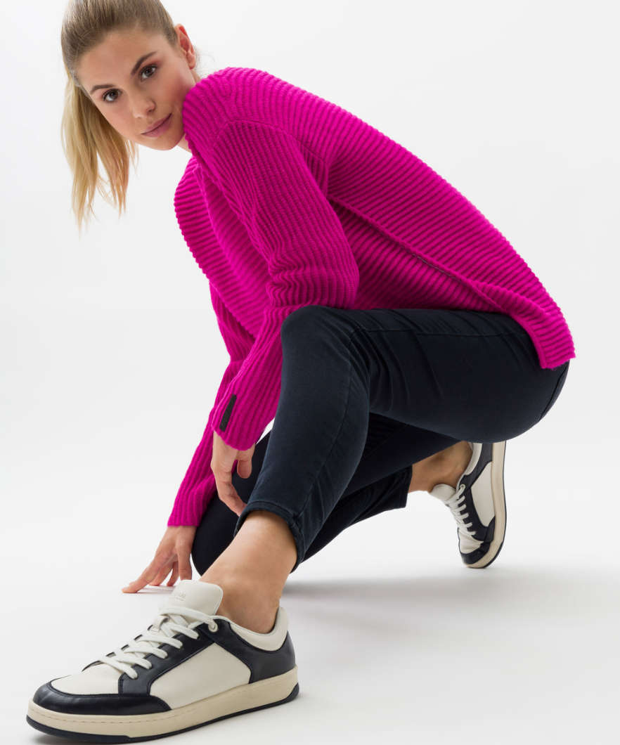 Five-Pocket Jeans in a Shortened Silhouette