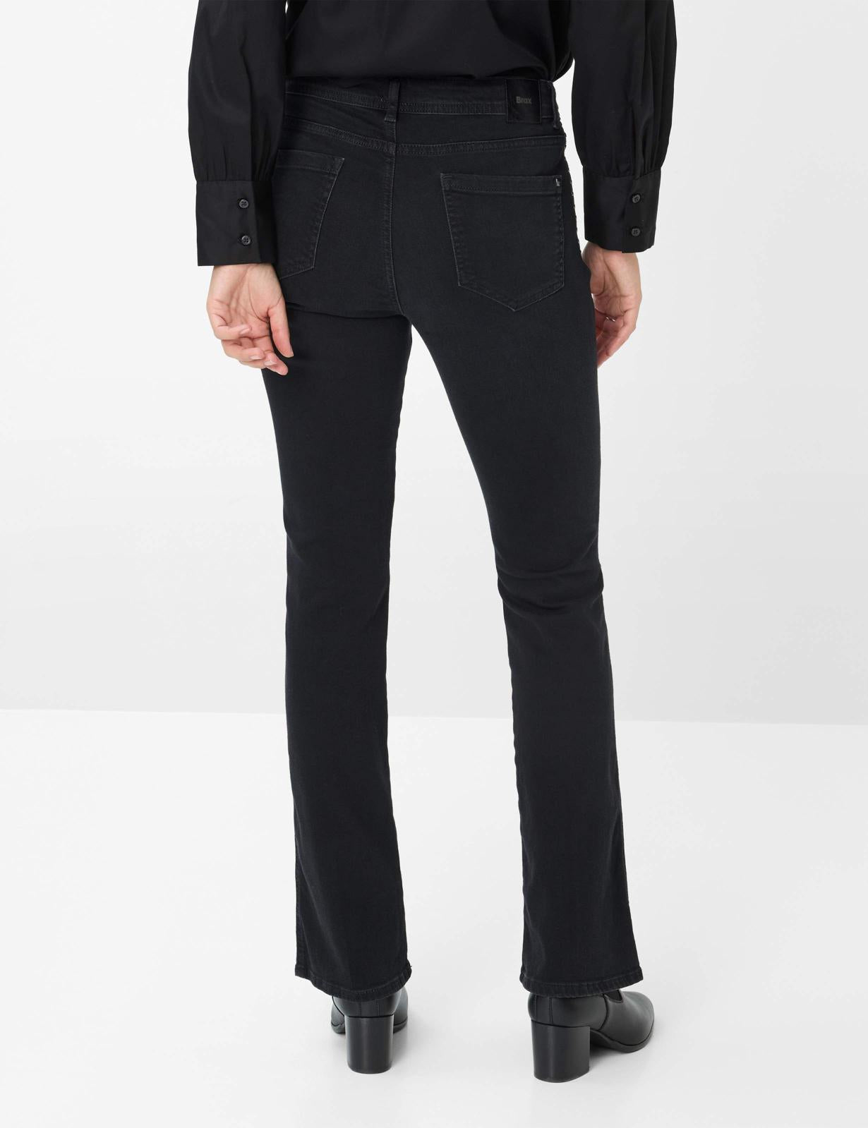 Free To Move: Five-Pocket Jeans in Slim Bootcut