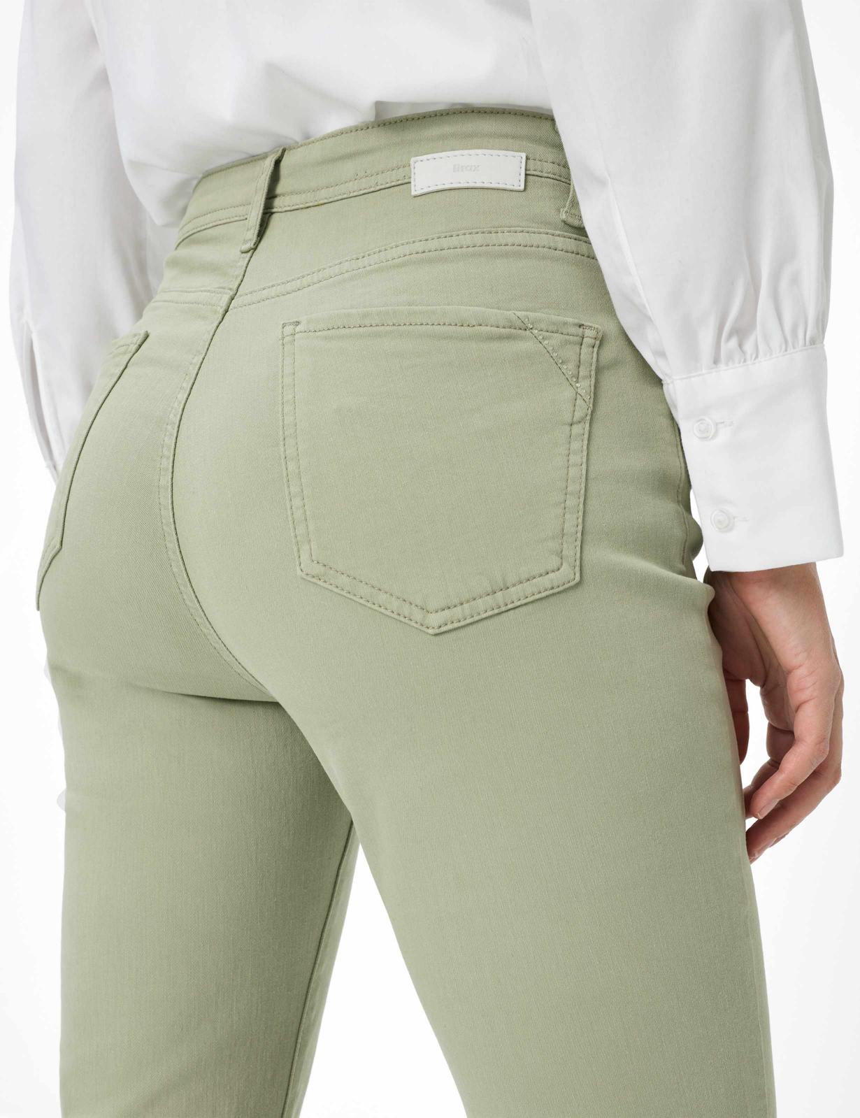 Premium Denim: Five-Pocket Jeans in Feminine Fit