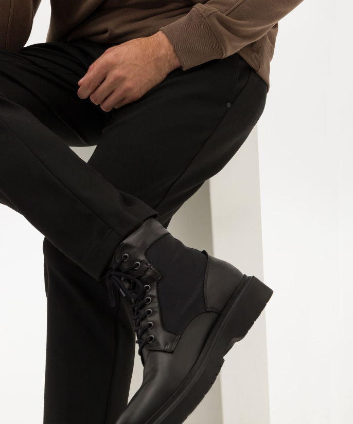 Jog Pants in a Sporty Look