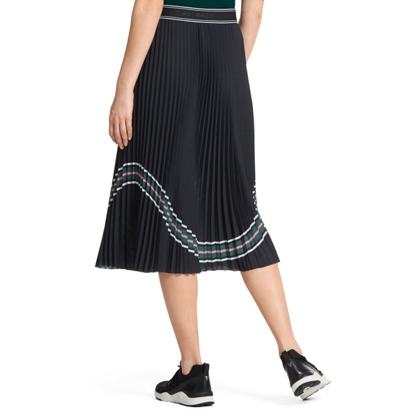Skirt with sinuous lines