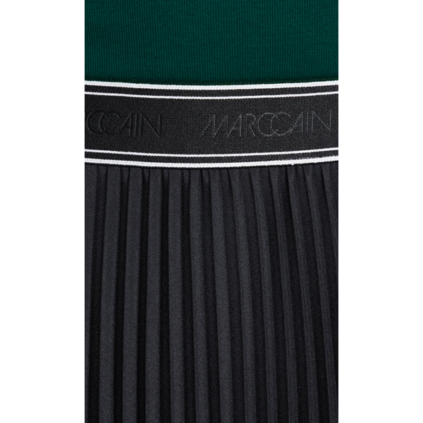 Skirt with sinuous lines