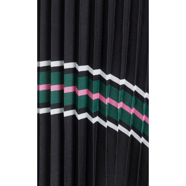 Skirt with sinuous lines