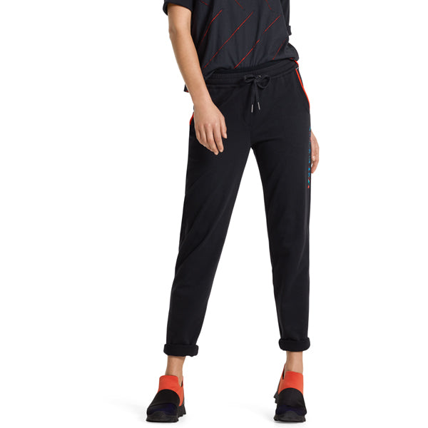 Pants with contrasting colour piping