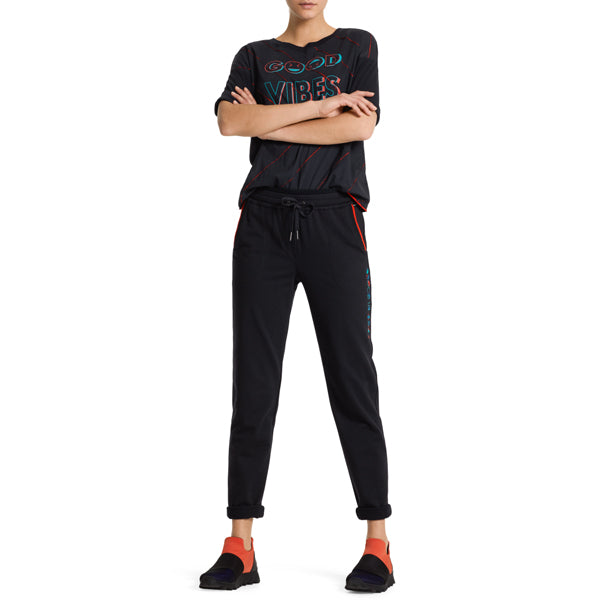 Pants with contrasting colour piping