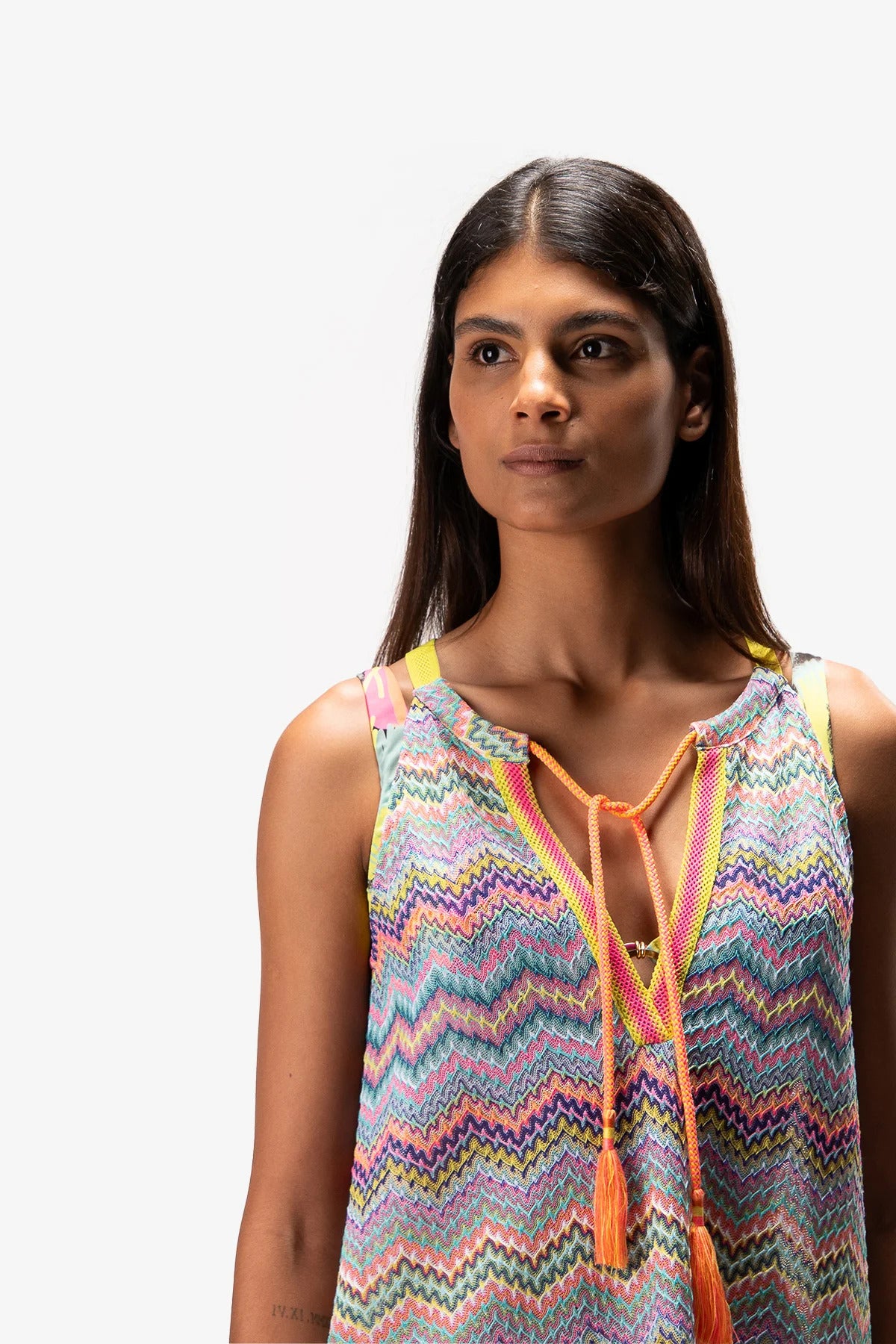 Sleeveless V-neck Shirt with Zigzag Pattern