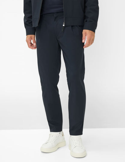 Performance: Chino in Tapered Fit