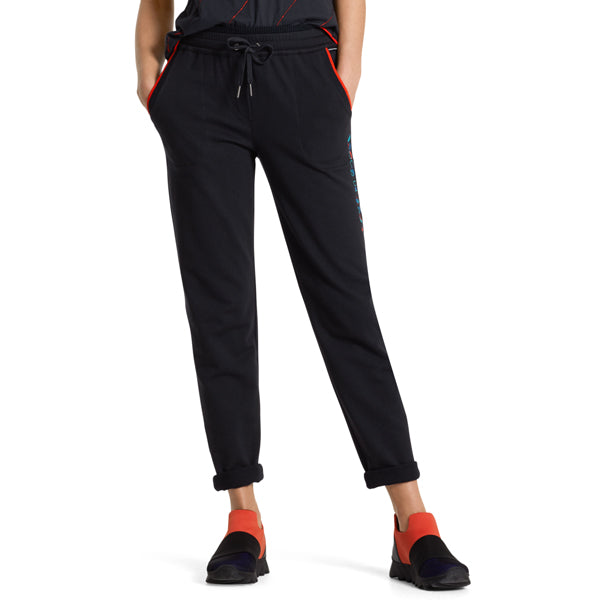 Pants with contrasting colour piping