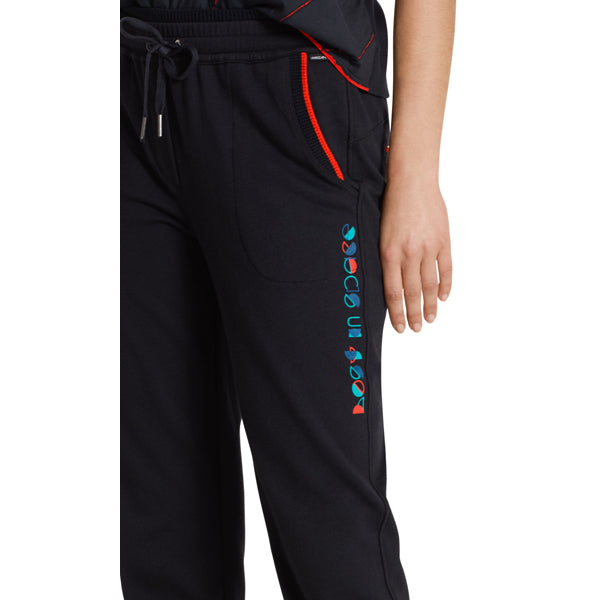 Pants with contrasting colour piping